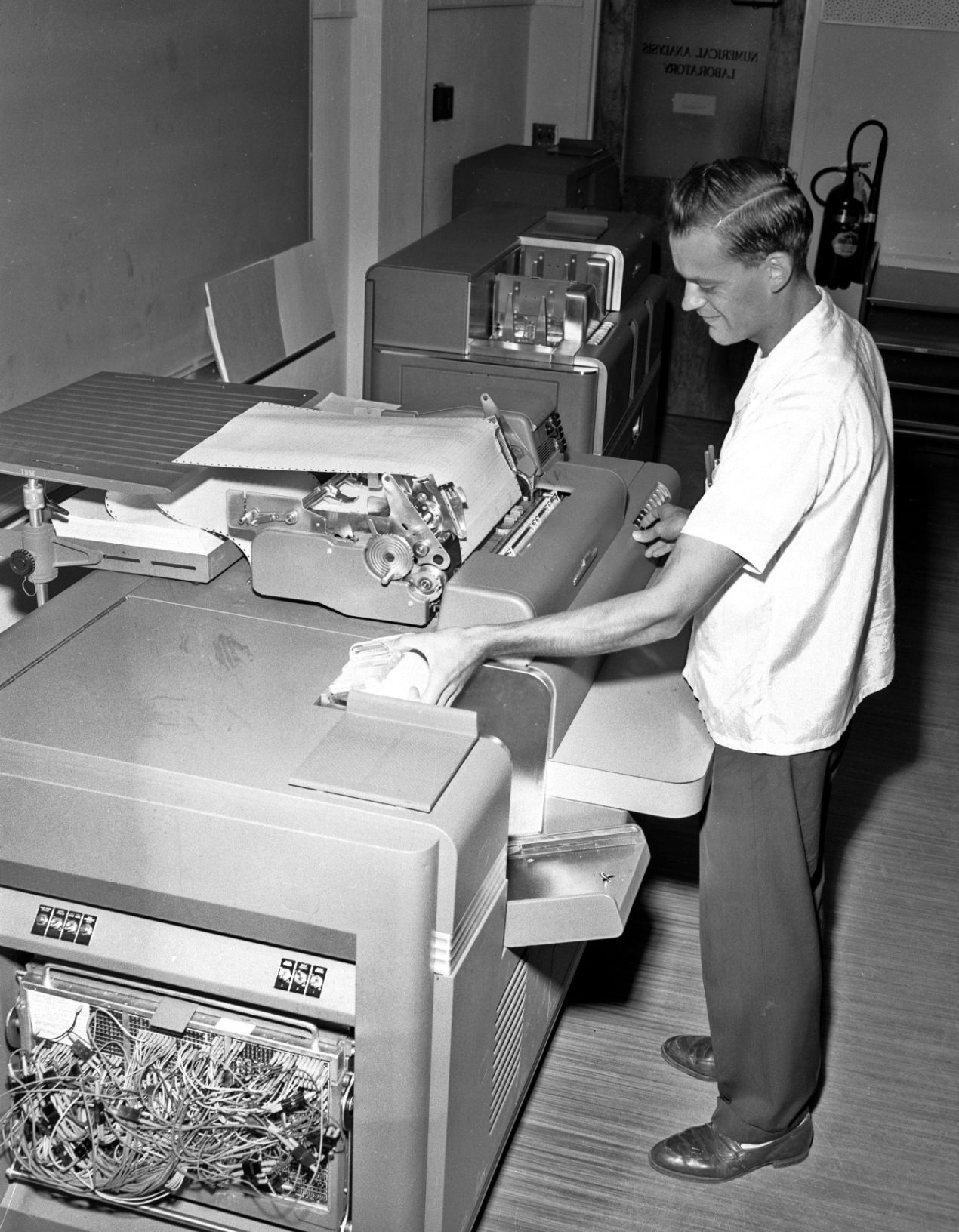 IBM 650 "electronic brain" at UA